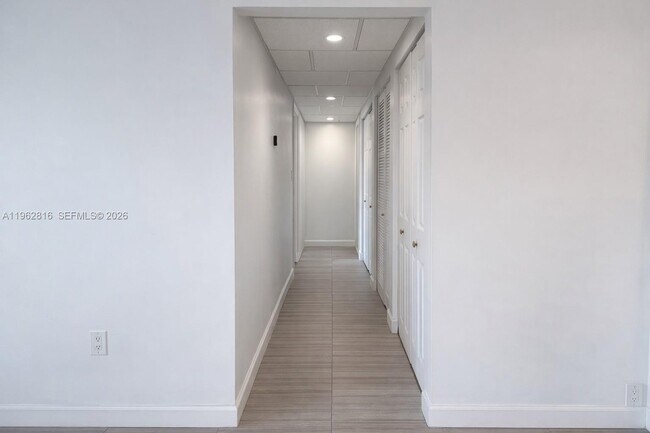 Building Photo - 400 Kings Point Dr