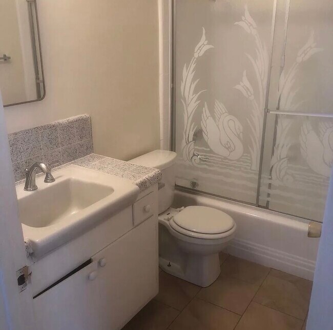 Building Photo - 1024 Justin Ave