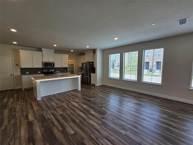Building Photo - 2800 Jacaranda Dr