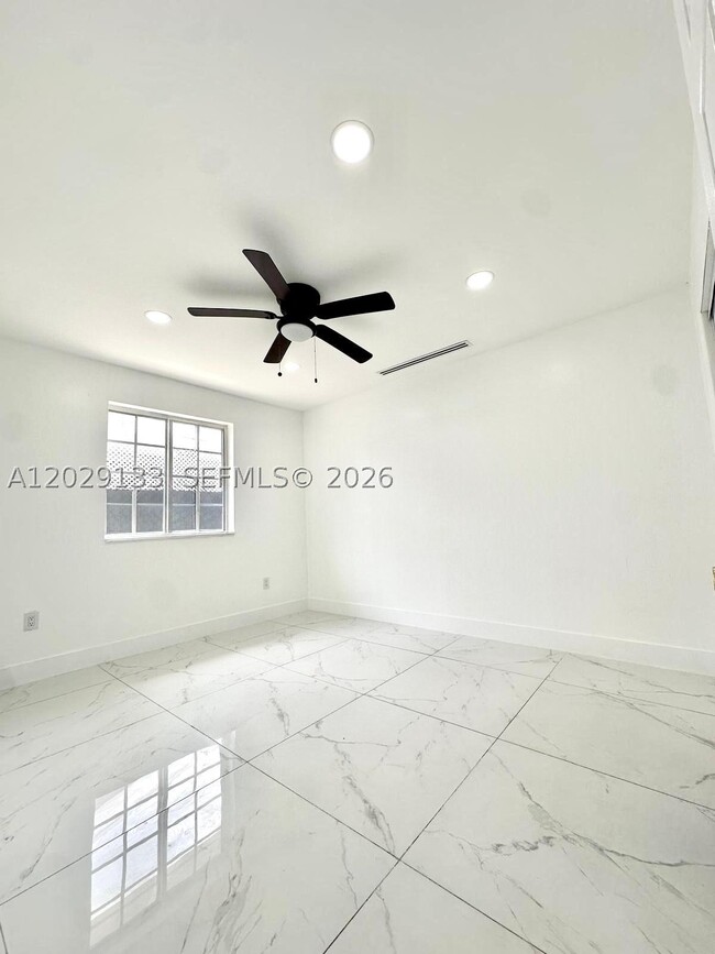 Building Photo - 574 E 21st St