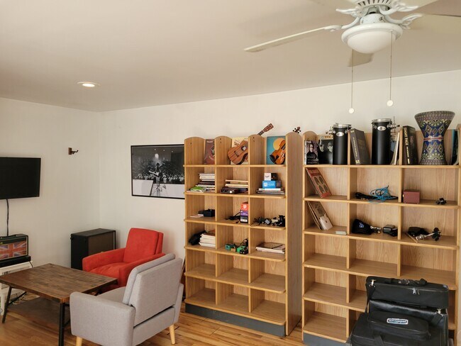 Building Photo - 5725 Burnet Ave