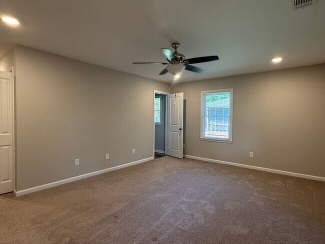 Building Photo - 3 Bedrooms, 2 Bathrooms - Home in North Rome!