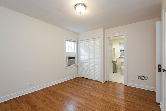 Building Photo - 618 1/2 Sheridan Rd