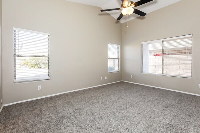 Building Photo - 672 E Lovegrass Dr