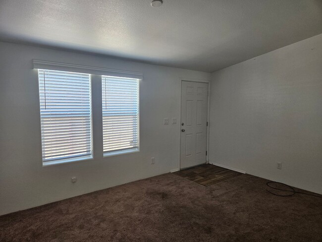 Building Photo - Very cute 3 bed/2 bath manufactured home w...
