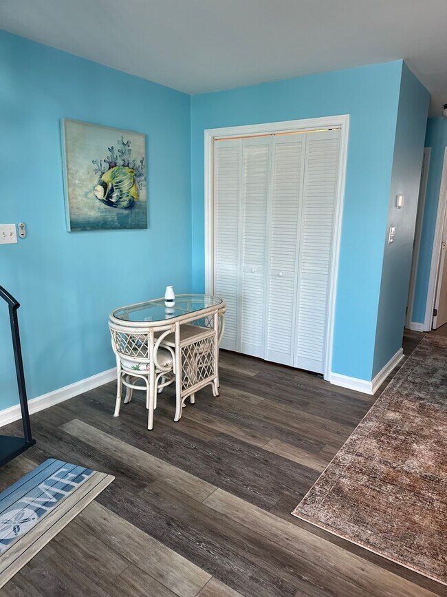 Building Photo - Fully furnished condo minutes from the beach!