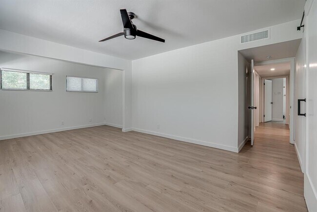 Building Photo - 568 W Quill Dr