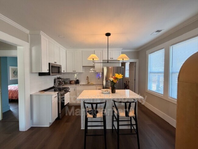 Building Photo - 112 Elm St