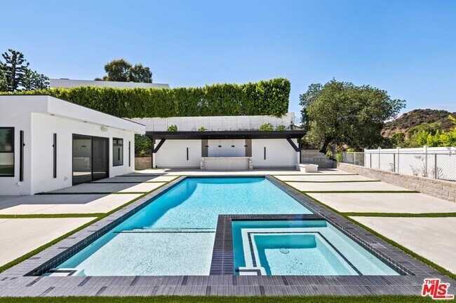 Building Photo - 16851 Encino Hills Dr