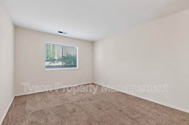 Building Photo - 1515 La Charles Dr NE