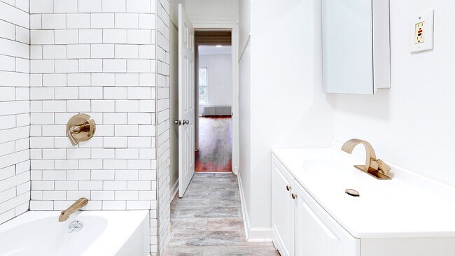 Building Photo - Spacious, Fully Renovated 3BR in Prime Eas...