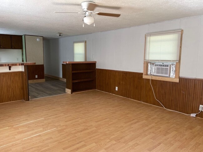 Building Photo - 3 bed, 2 bath, mobile home $800 month, $80...