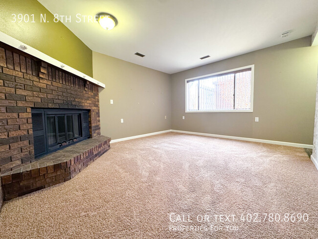 Building Photo - Fully remodeled townhome for rent!