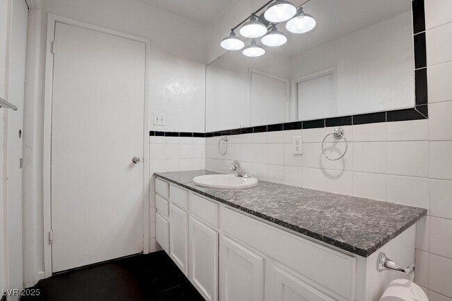 Building Photo - 908 Bonita Ave