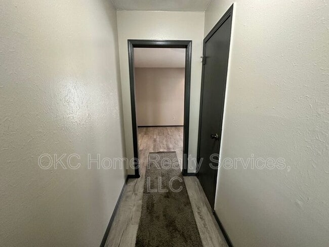 Building Photo - 1706 Surrey Pl