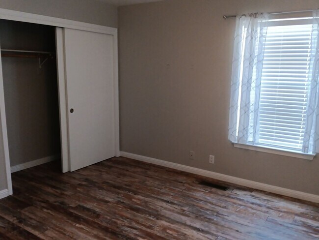 Building Photo - 3 Bedroom, 2.5 Bathroom Home! Schedule a Showing!