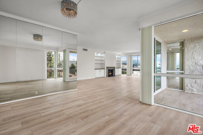 Building Photo - 320 N Maple Dr