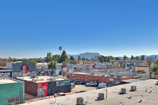 Building Photo - Luxury 2 & 4 Bed Townhomes in NoHo!