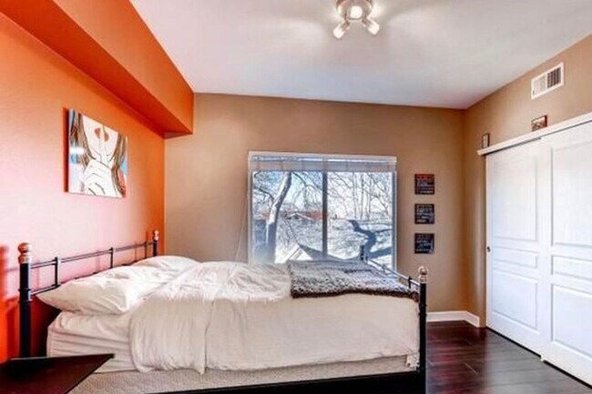 Building Photo - Stunning “Treehouse” Top-Floor Condo – 2 Bed / 2 Bath | One Block from City Park