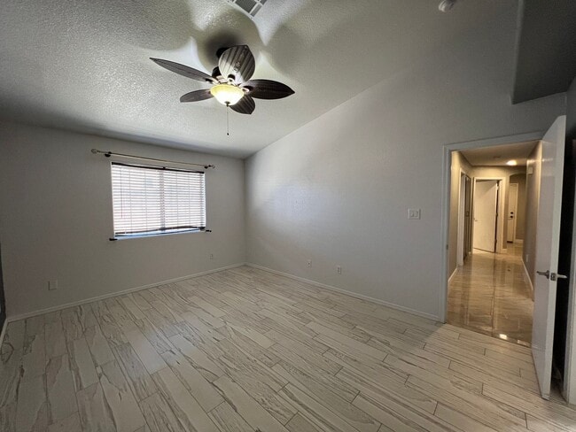 Building Photo - NICE 3 BED 2 BATH!