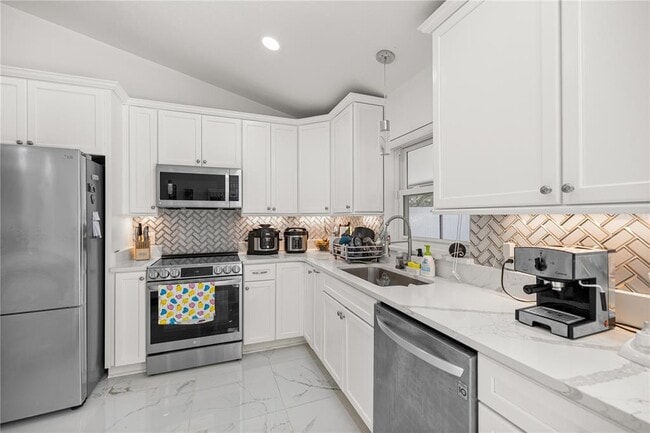 Building Photo - 7191 Hemlock Rd