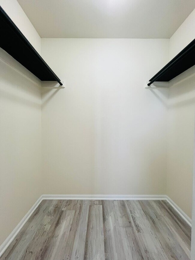 Building Photo - KHR-2711/2713-48-S