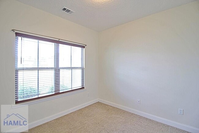 Building Photo - 302 Mcclelland Lp NE