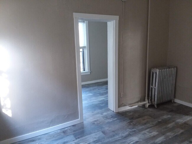 Building Photo - Cap Hil Adorable 1 Bedroom Available Now!
