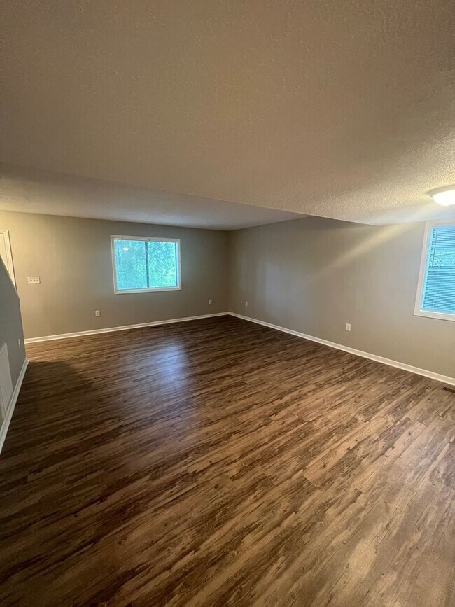 Building Photo - 2 Bedroom/1.5 Bathroom Townhome in Clemson, SC!