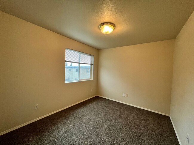 Building Photo - 400 River Ave