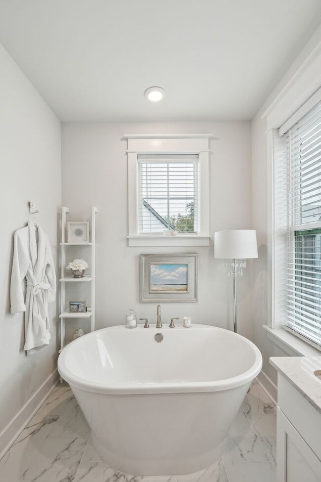 Building Photo - 2/4 Townhome in Midtown Located in Mt. Pleasant!