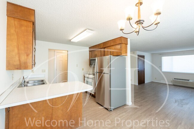 Building Photo - 2 Bedroom Duplex Apartment with Garage and...
