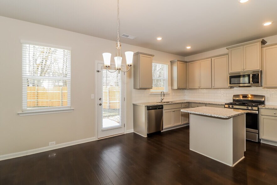 Building Photo - 3432 Stoneleigh Walk