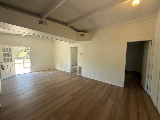 Building Photo - 2 bed 1 bath. Vinyl plank throughout. Yard maintenance included. Close to San Marcos Outlet Malls.