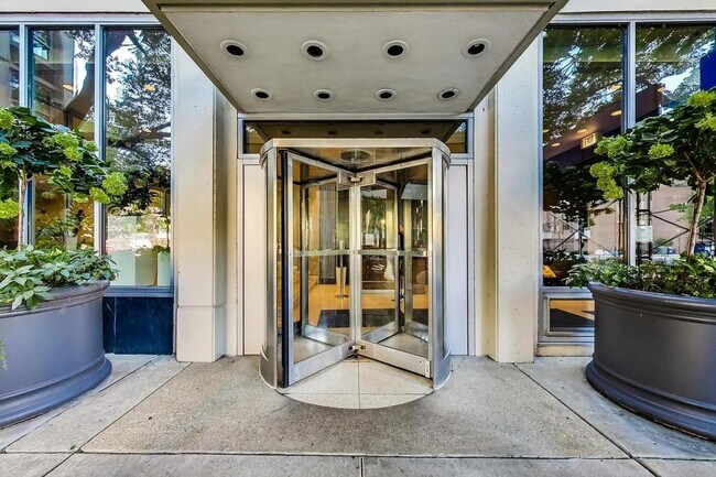 Building Photo - 1255 N Sandburg Terrace