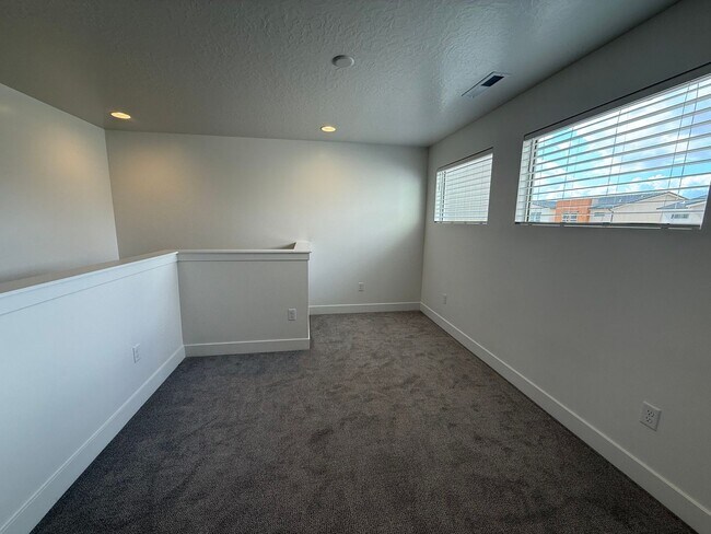 Building Photo - Brand New Townhome