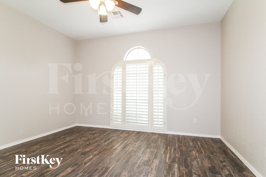 Building Photo - 1819 Chelsea Dr