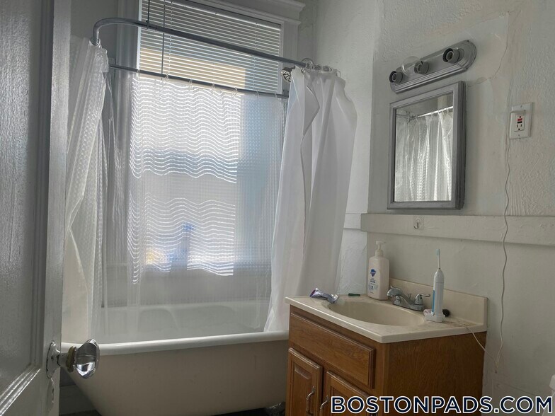 Building Photo - 211 Park Dr