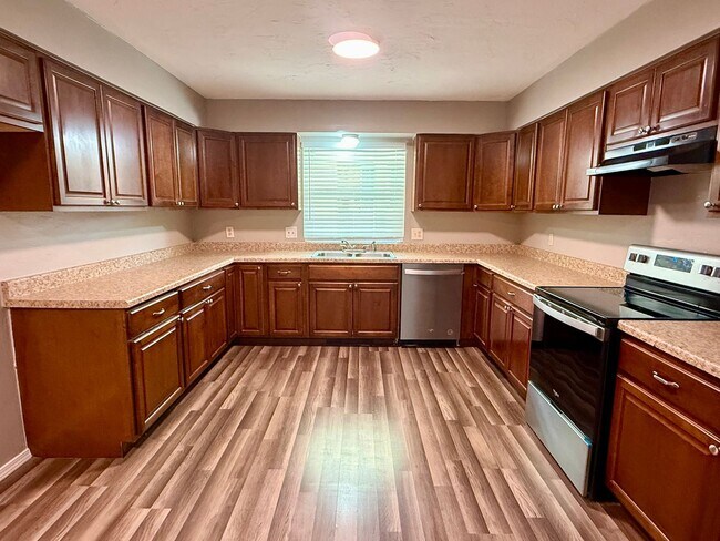 Building Photo - Updated 3 Bed 2 Bath Duplex in NW OKC