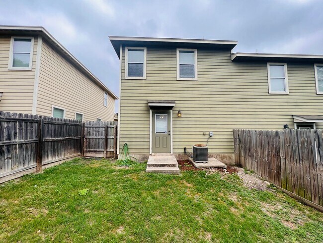 Building Photo - 5105 Flipper Dr