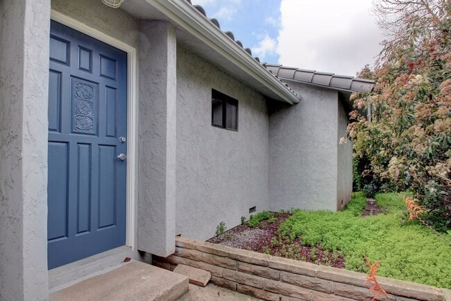 Building Photo - 915-915 1/2  Valley Drive