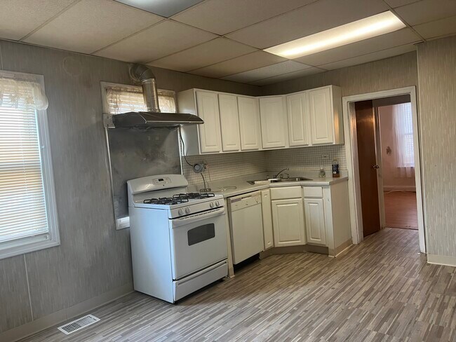 kitchen - 2948 S Keeley St