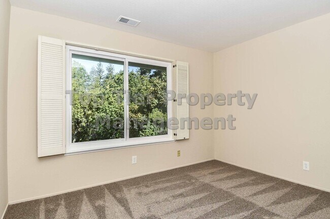 Building Photo - Beautiful 3 Bd/2.5 Ba/1697 sf Walnut Creek townhouse in desirable neighborhood! Available April 1st!