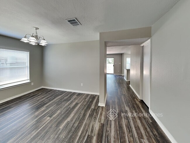 Building Photo - 12002 Peachtree Ln