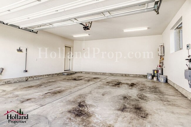 Building Photo - Beautiful 4-bedroom, 3-bathroom residence in desirable Hillsboro, OR.