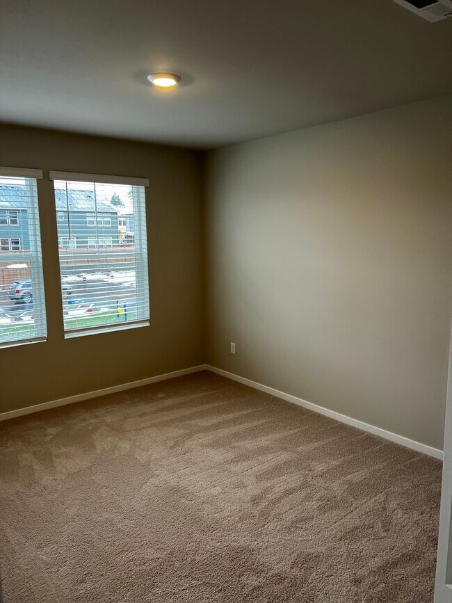 Building Photo - STO Langly Duplex