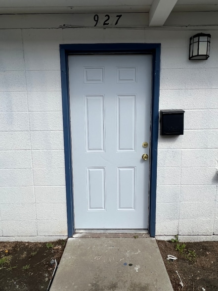 Building Photo - 927 S Thorne Ave