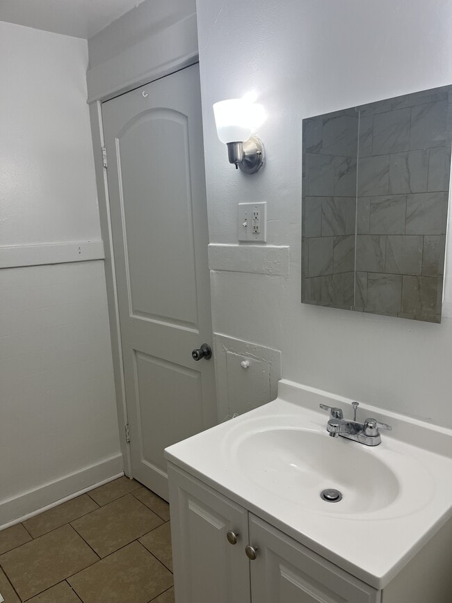 Building Photo - 1925 Brookline Ave