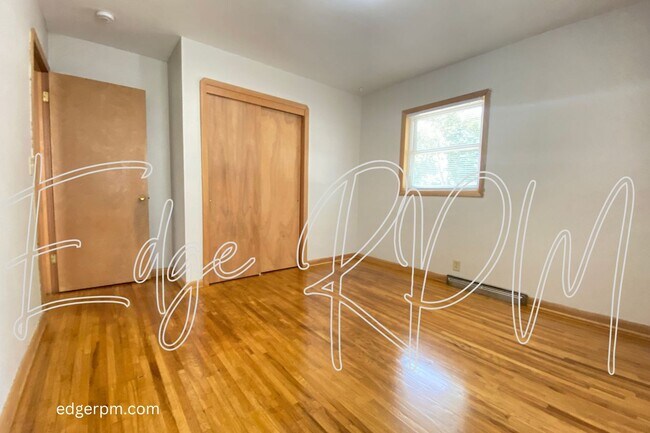 Building Photo - 3 BEDROOM 2 BATH DUPLEX Short Term Leasing!