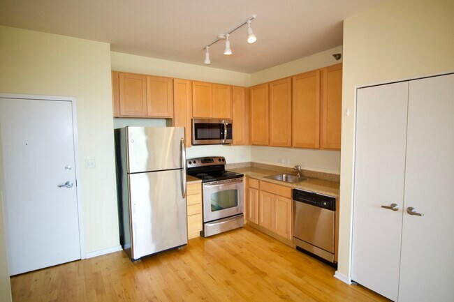 Building Photo - 1 E 8th St